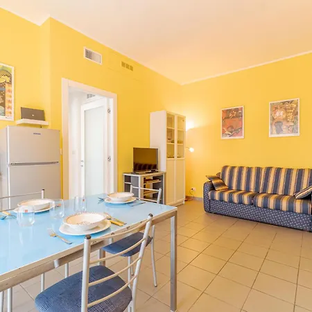 Comentina Railway Functional Flat Apartment *